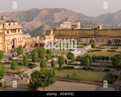 * Il Rajasthan Jaipur India Novembre guardando verso il basso sulla Jaleb Chauk il cortile giardino dell'Amber Fort come l'elefante i taxi arrivano Foto Stock