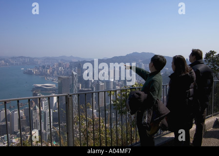 dh Luggard Road VICTORIA PEAK HONG KONG persone che guardano i grattacieli porto vista città giro turistico percorso a piedi sentiero punto panoramico vista Foto Stock