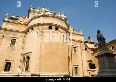 Il masterizzatore universale, Dante Allighieri. Si trova davanti alla chiesa di Santa Croce, Piazza Santa Croce a Firenze - Firenze, Italia Foto Stock