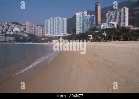 dh Repulse Bay Beach REPULSE BAY HONG KONG Tall condominio edificio ovelooking sabbia isola Beach blocchi di sabbia Foto Stock