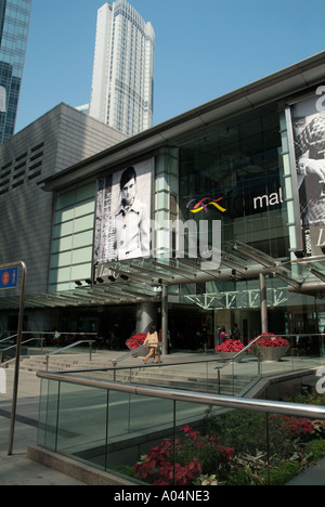 Dh ifc mall shopping ingresso CENTRAL HONG KONG ben vestito signora cinese entrando in centro moderno Foto Stock