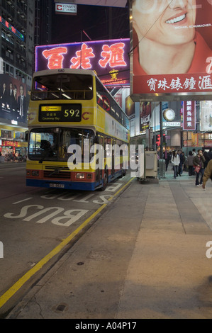Dh Yee Wo Street Causeway Bay Hong Kong notte gli acquirenti di autobus calligrafia orientale insegne pubblicitarie insegna al neon shopper Foto Stock