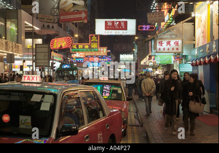 Dh Lockhart Road Causeway Bay Hong Kong Taxi traffico notte shoppers gente di strada strade pedoni Foto Stock