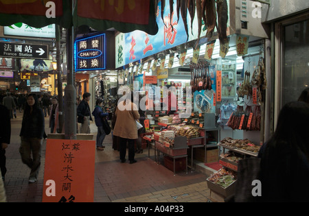 Dh Russell Street Causeway Bay Hong Kong notte gli acquirenti tradizionali di alimenti secchi shop store in Cina Foto Stock