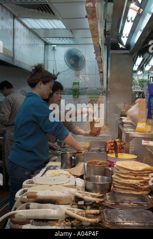 Dh Time Square Causeway Bay Hong Kong donna cinese che serve in un fast food shop Foto Stock