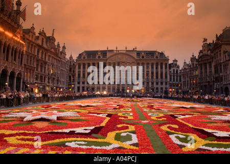 Notte meravigliosa esposizione della splendida Grand Place con il famoso fiore tappeto con ornati edifici a Bruxelles Belgio Foto Stock