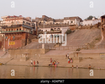 VARANASI Uttar Pradesh India Novembre vista dello storico Ghats lungo il fiume Gange al sorgere del sole Foto Stock