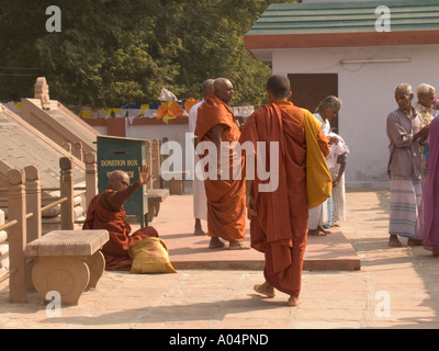 SARNATH Uttar Pradesh India Novembre alcuni monaci Buddist visitare questo luogo santo dove il Buddha predicò il suo primo sermone Foto Stock