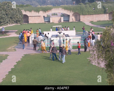 DELHI INDIA Novembre visitatori presso il Rhaj Ghat tomba un memoriale al Mahatma Gandhi Foto Stock