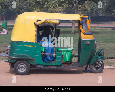 DELHI INDIA Novembre uno del gas alimentato a tre ruote risciò motorizzati utilizzati come a buon mercato del trasporto pubblico in questa città trafficata Foto Stock