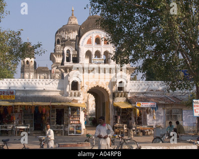 KHAJURAHO MADHYA PRADESH INDIA novembre la strada principale di questa città casa di molti templi Chandela Foto Stock