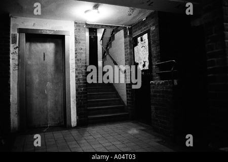 Ascensore e per le scale nel blocco Hackney Londra Foto Stock