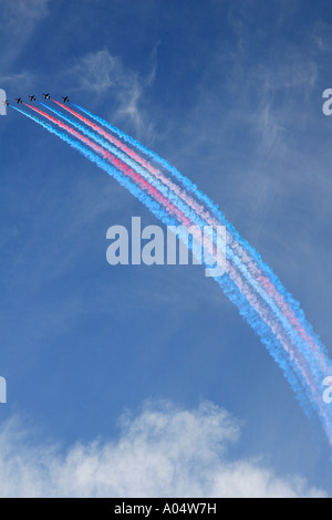 Le frecce rosse trailing rosso bianco fumo blu salendo verticalmente sopra St Aubins Bay durante la battaglia annuale della Gran Bretagna display aria Foto Stock