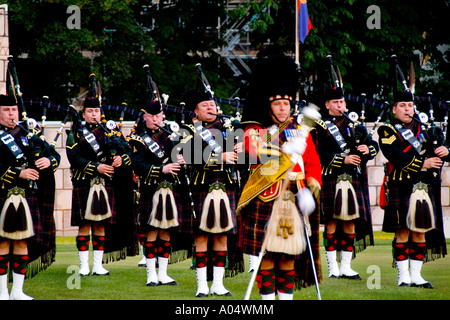 Tubi banda di tamburi chiamato The Royal Scots Dragoon Guards effettuando al Tatoo Highland Games nella pittoresca città di Inverness Scotla Foto Stock