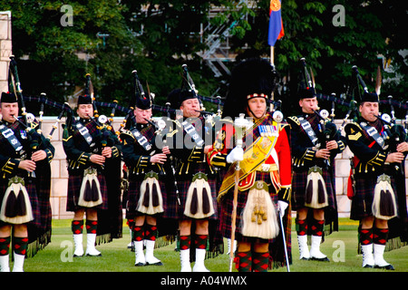 Tubi banda di tamburi chiamato The Royal Scots Dragoon Guards effettuando al Tatoo Highland Games nella pittoresca città di Inverness Scotla Foto Stock