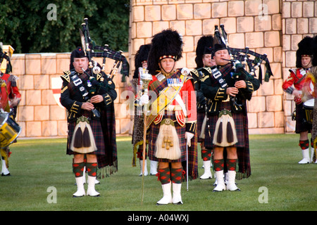 Tubi banda di tamburi chiamato The Royal Scots Dragoon Guards effettuando al Tatoo Highland Games nella pittoresca città di Inverness Scotla Foto Stock