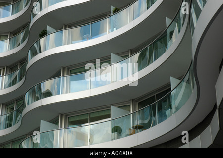 Luxury riverside housing development presso Albion Wharf vicino al Dock Ransomes Battersea London Foto Stock