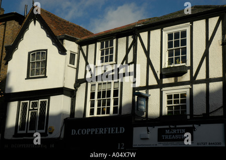 In stile Tudor edificio su St Albans High Street Hertfordshire Inghilterra Foto Stock