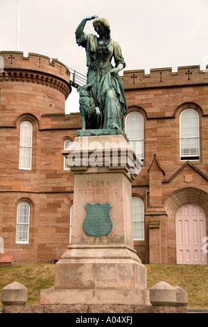 Statua di eroina Flora Macdonald di fronte al famoso castello di Inverness nella pittoresca città di Inverness Scozia nelle Highlands Foto Stock