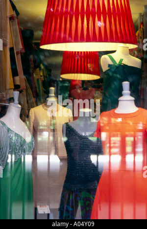 La finestra del mondo vintage famoso negozio di abbigliamento Didier Ludot situato nel Palazzo Reale sono di Parigi, Francia. Foto Stock