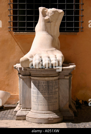 Il piede dalla grande statua dell'Imperatore Costantino, Museo Capitolino, Roma, Italia Foto Stock