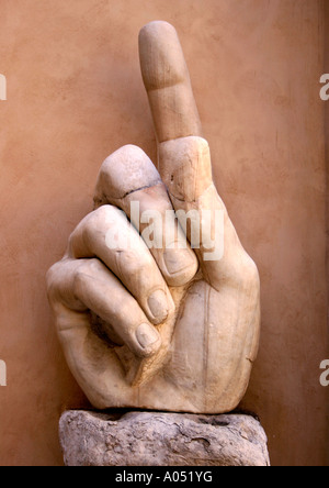 La mano dalla grande statua dell'Imperatore Costantino, Museo Capitolino, Roma, Italia Foto Stock