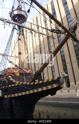 Replica di Sir Frances Drake's nave Golden Hind, formalmente il Pellicano nella St Mary Overie's Dock, Bankside, Southwark, Lo Foto Stock