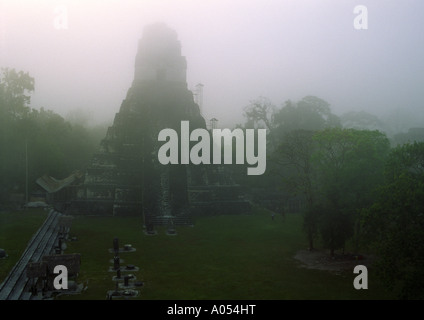 Tempio di Grand Jaguar nella nebbia, Tempio (I) Tikal, El Petén, Guatemala Foto Stock