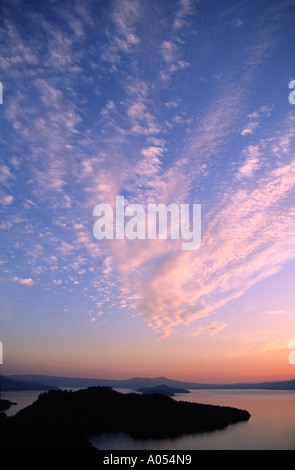 Loch Lomond. Vista tramonto dalla collina conica vicino a Balmaha, Stirling, Scozia, Regno Unito Foto Stock