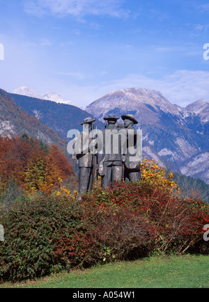 Statua del primo alpinisti del Triglav a Ribcev Laz, Bohinj, Gorenjska, Slovenia Foto Stock