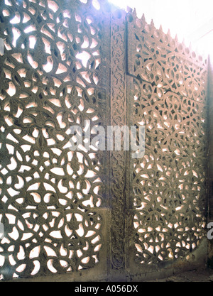 Pietra scolpita arabesque griglia, il complesso del Salar e a Sanjar, Il Cairo, Egitto Foto Stock