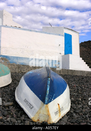 Capovolta barche in legno sulla spiaggia di ciottoli Spagna Foto Stock