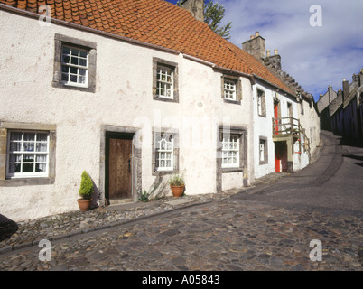 dh CULROSS FIFE case dipinte di bianco e strada di ciottoli 17 ° secolo edificio con pannelli Foto Stock