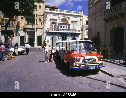 Dh Victoria a Gozo turisti e vecchi Bedford van veicolo colorato Foto Stock