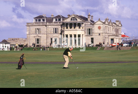 dh Royal Ancient Club House ST ANDREWS FIFE golfista che gioca 18 sul campo da golf vecchio fairway 18 buche scottish Traditional golf scotland Foto Stock