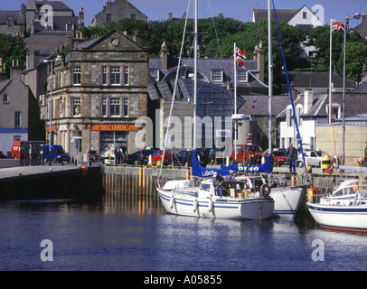 Dh Lerwick harbour LERWICK SHETLAND Waterfront Norwegian yacht a vela a quayside pier Foto Stock