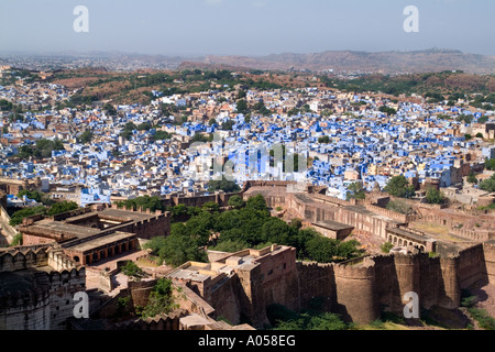 Bella città blu di Jodhpur che mostra tutti gli edifici blu preso dal Forte Mehrangarh in Rajasthan in India Foto Stock