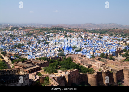 Bella città blu di Jodhpur che mostra tutti gli edifici blu preso dal Forte Mehrangarh in Rajasthan in India Foto Stock