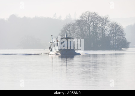 Miss Lakeland crociera sul Lago di Windermere nella nebbia di mattina Foto Stock