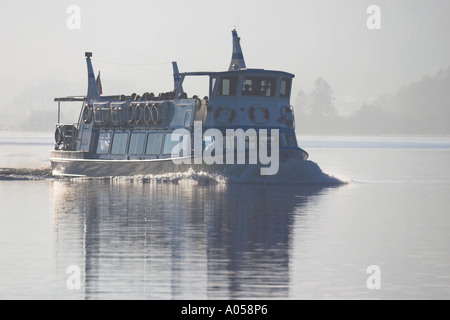 Miss Lakeland crociera sul Lago di Windermere nella nebbia di mattina Foto Stock