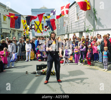 Padstow villaggio di pescatori, Cornwall. Maggio festa del performer di strada giocoleria torce fiammeggianti. Foto Stock