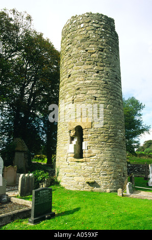 Celtica antica chiesa cristiana torre rotonda nel villaggio di Armoy, County Antrim, Irlanda del Nord. Foto Stock