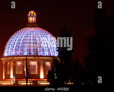 Il Trafford Centre cupola illuminata di notte, Manchester, Regno Unito Foto Stock