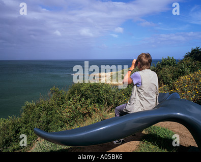 Persona di osservazione delle balene con il binocolo Plettenberg Bay in Sud Africa Foto Stock