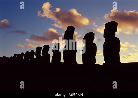 Ahu Tongariki, Moai profilarsi all'alba Foto Stock