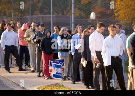 Gli elettori di mattina presto la linea per le elezioni presidenziali Lyon villaggio comunità Casa Precinct 16 ad Arlington in Virginia Foto Stock
