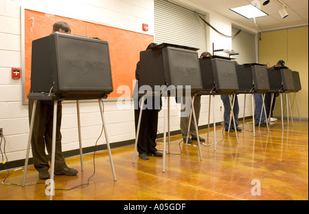 Gli elettori voti espressi nelle elezioni presidenziali con un touch screen a Langston Brown Comunità Ctr ad Arlington in Virginia Foto Stock