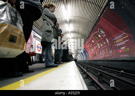 Piattaforma affollato nessun treno metropolitana di Londra Foto Stock