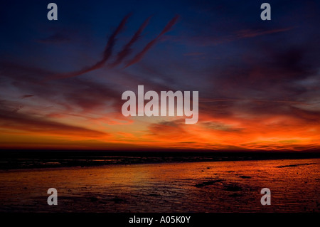 Tramonto su Goring-By-mare spiaggia, West Sussex Foto Stock