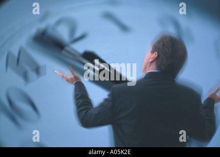 Immagine concettuale del tempo con un uomo d affari sovrapposta alla faccia di un orologio Foto Stock